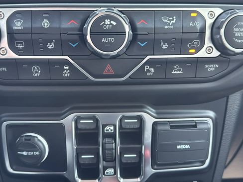 Used 2022 Jeep Wrangler Unlimited Sahara AWD/4WD image 16