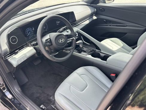 Used 2025 Hyundai Elantra Limited FWD image 13