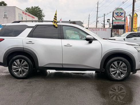 Used 2024 Nissan Pathfinder SV FWD image 11