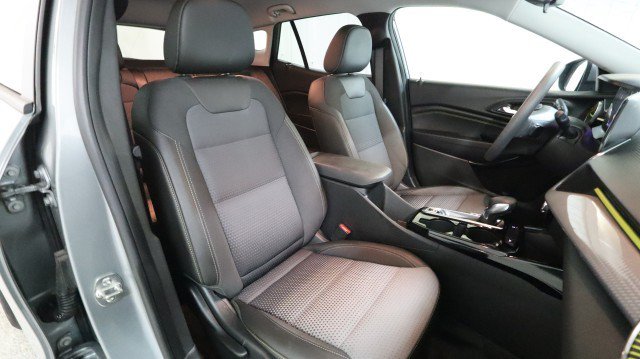 Used 2025 Chevrolet Trax LT FWD image 12