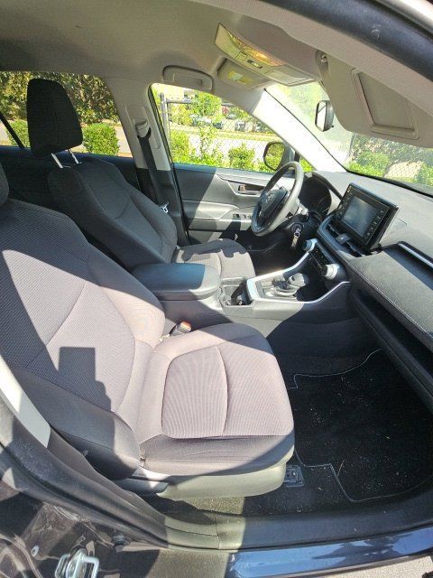 Used 2019 Toyota RAV4 LE FWD image 11