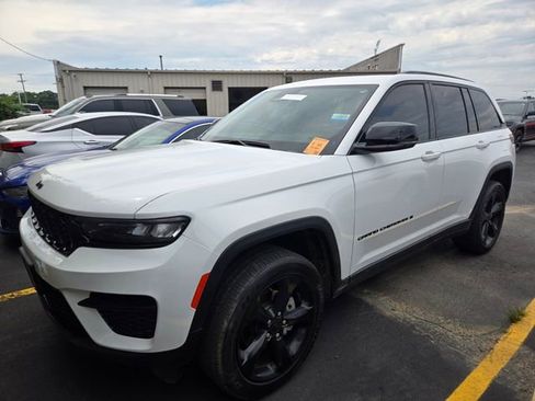 Used 2025 Jeep Grand Cherokee Altitude w/ Trailer Tow Package AWD/4WD image 10