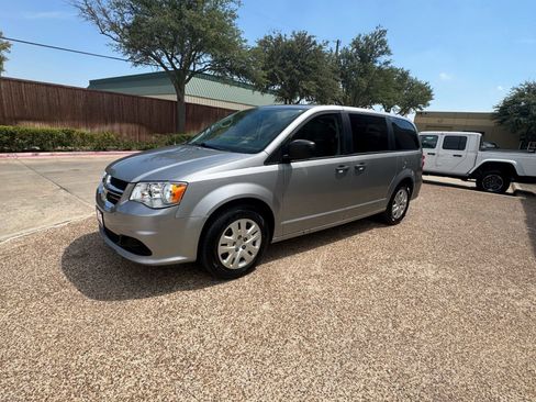 Used 2019 Dodge Grand Caravan SE w/ UConnect Hands-Free Group FWD image 11