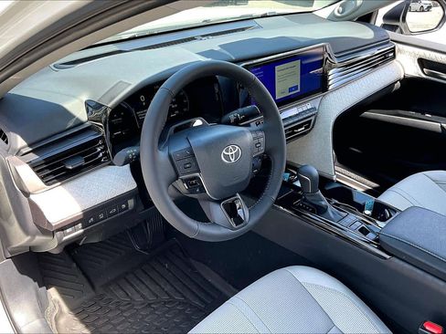 Used 2025 Toyota Camry XLE image 18
