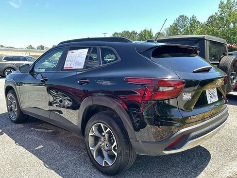 Used 2025 Chevrolet Trax LT w/ LT Convenience Package FWD image 11