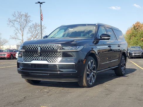 New 2026 Lincoln Navigator L Reserve AWD/4WD image 2