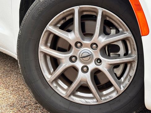 Used 2023 Chrysler Pacifica Touring-L FWD image 3