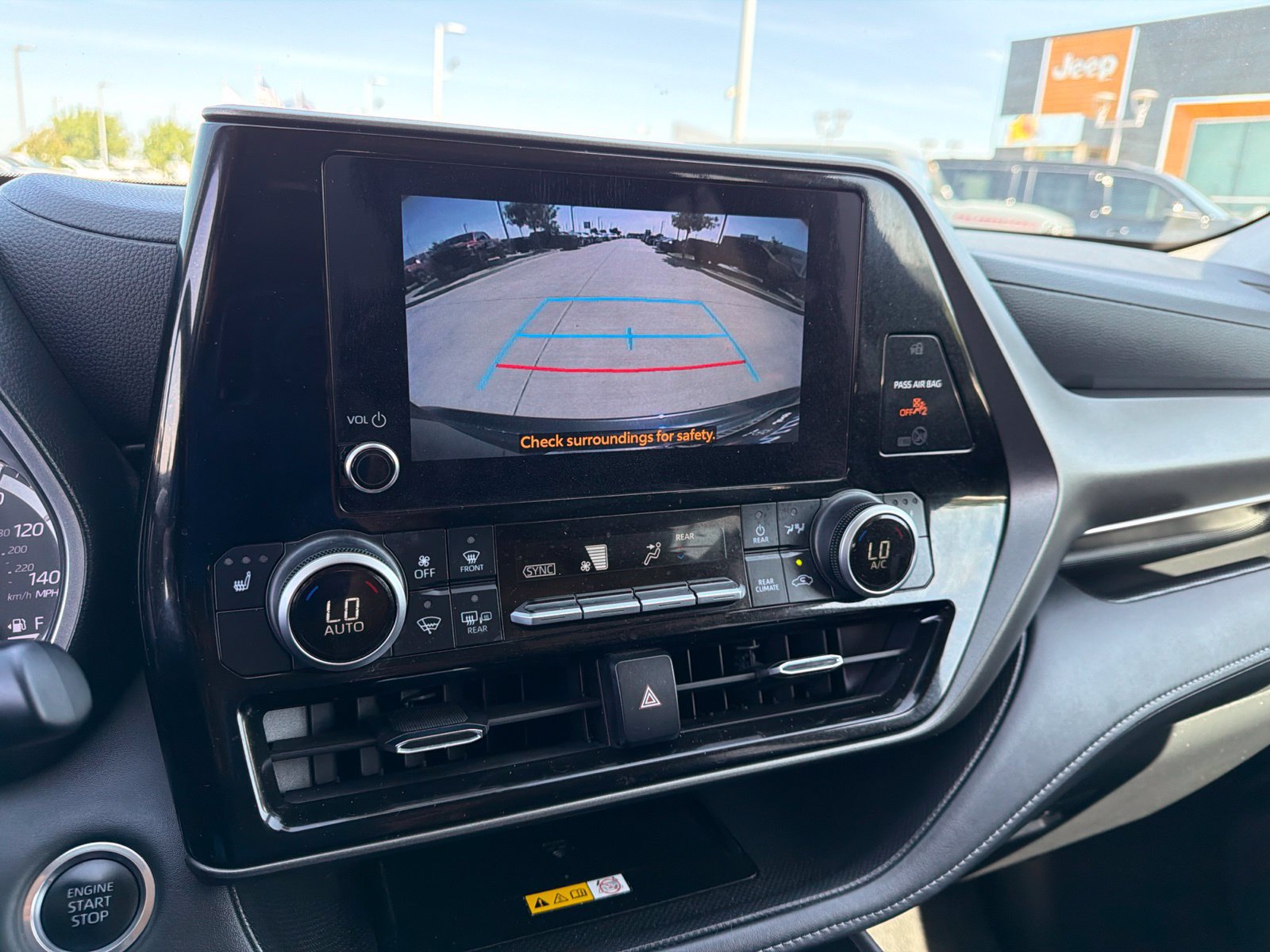 Used 2024 Toyota Highlander XLE FWD image 23