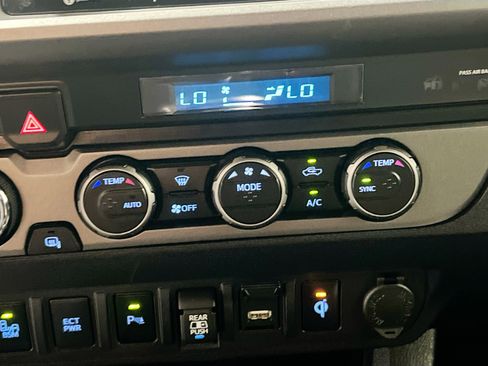 Used 2023 Toyota Tacoma TRD Sport w/ Technology Package AWD/4WD image 27