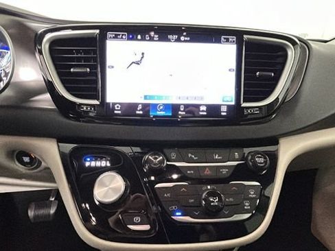 Used 2024 Chrysler Pacifica Touring-L FWD image 23