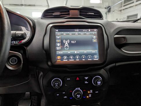 Used 2023 Jeep Renegade Latitude w/ Premium Group image 37