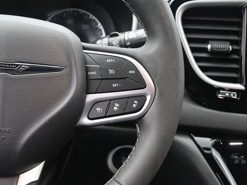 Used 2025 Chrysler Pacifica Select image 29