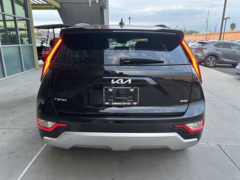 Used 2024 Kia Niro EX image 12