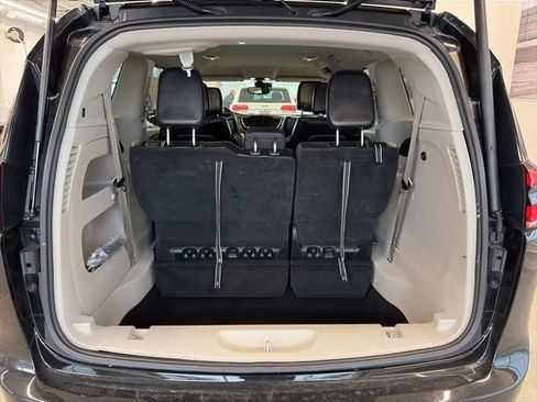 Certified 2024 Chrysler Pacifica Touring-L image 9