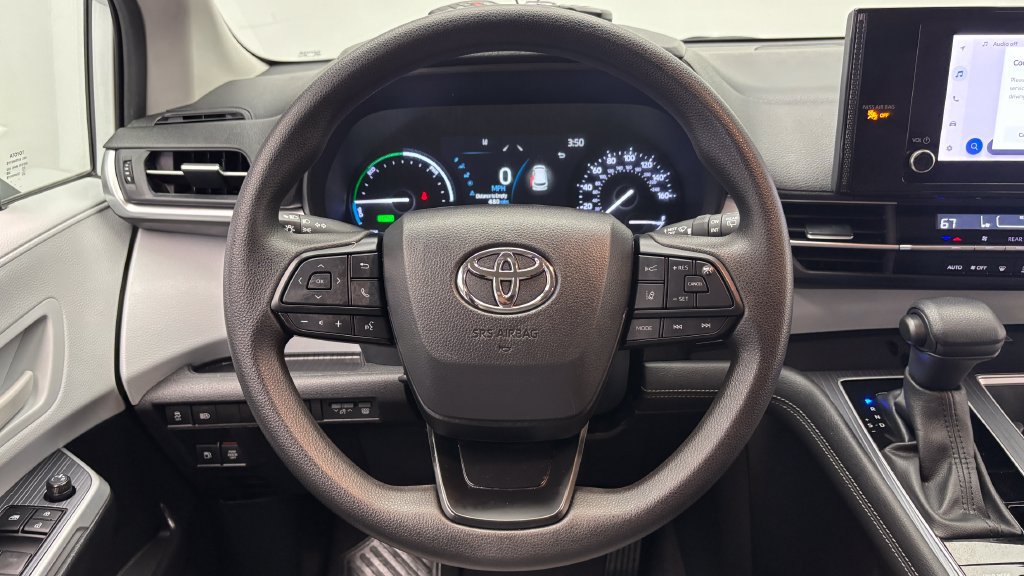 Used 2025 Toyota Sienna LE FWD image 30