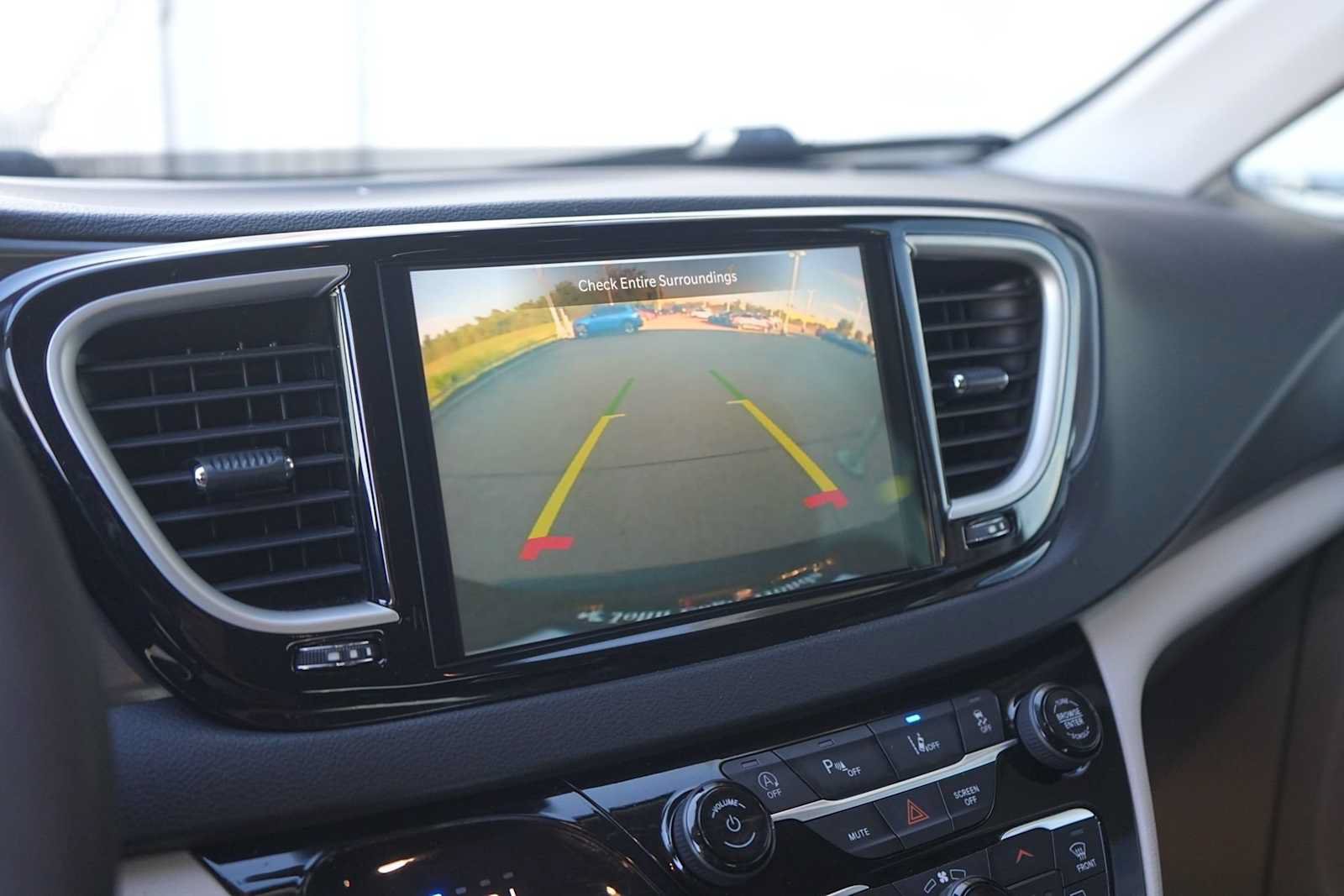 Used 2024 Chrysler Pacifica Touring-L FWD image 23