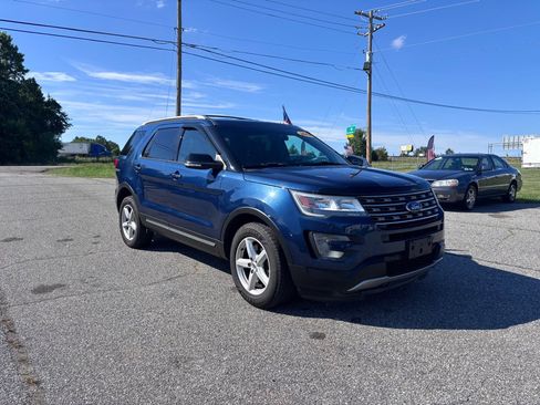 Used 2017 Ford Explorer XLT AWD/4WD image 1