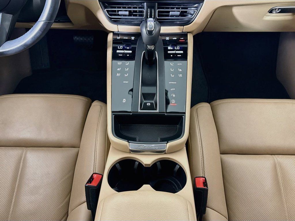 Certified 2024 Porsche Macan AWD/4WD image 16