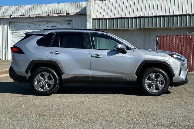 Used 2025 Toyota RAV4 XLE AWD/4WD image 3