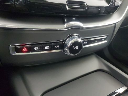 Certified 2025 Volvo XC60 B5 Core image 32