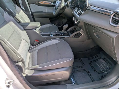 Used 2025 Chevrolet TrailBlazer LT AWD/4WD image 29