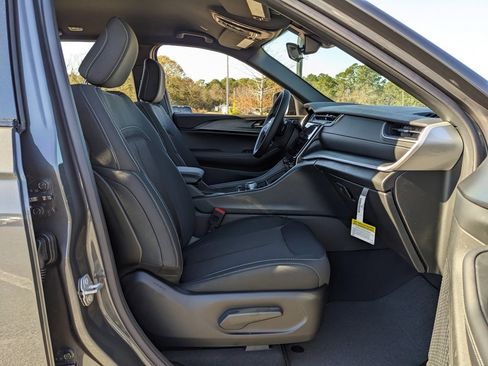 New 2025 Jeep Grand Cherokee Laredo image 42