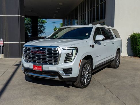 New 2026 GMC Yukon XL Denali w/ Denali Reserve Package AWD/4WD image 3