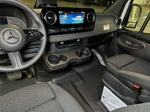 Used 2025 Mercedes-Benz Sprinter 2500 image 31