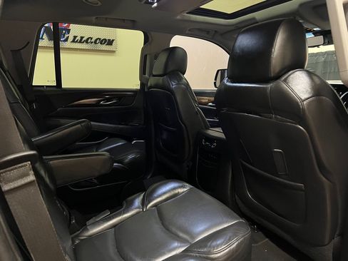 Used 2018 Cadillac Escalade Luxury RWD image 29