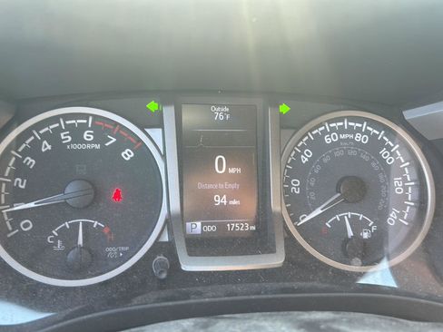 Used 2022 Toyota Tacoma SR5 AWD/4WD image 12