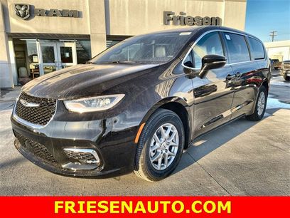 New 2025 Chrysler Pacifica Select w/ Uconnect Theater Family Group