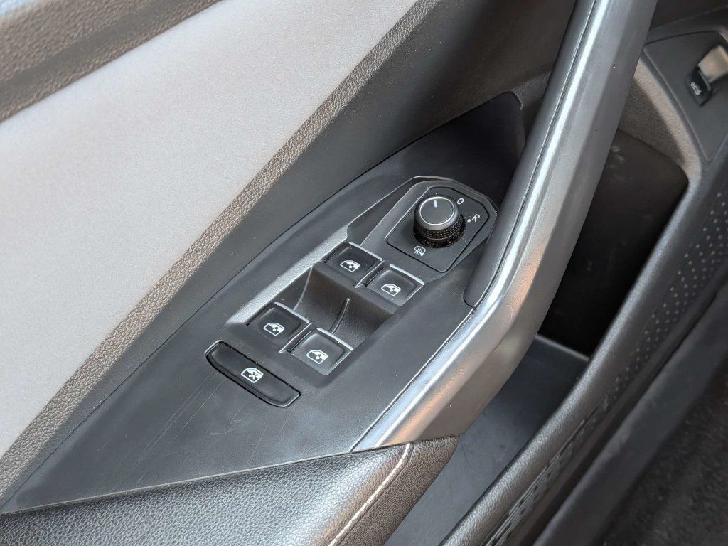 Used 2025 Volkswagen Jetta SE FWD image 19