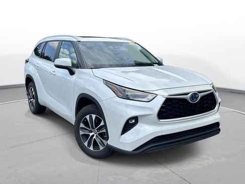 Used 2023 Toyota Highlander XLE FWD image 4