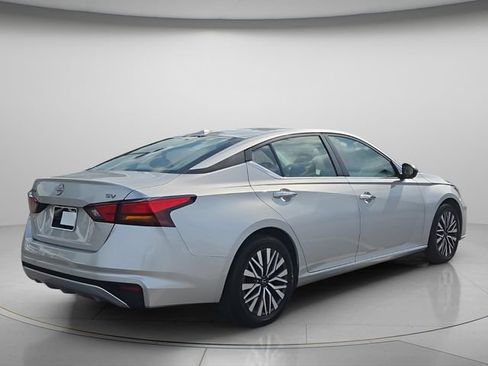 Used 2024 Nissan Altima 2.5 SV FWD image 7