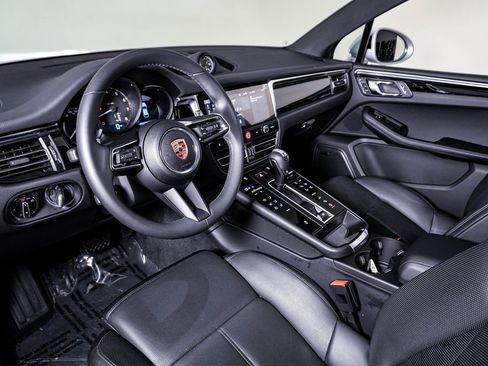 Certified 2025 Porsche Macan image 4