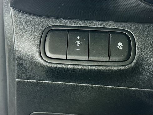 Certified 2025 Hyundai Venue SEL image 19