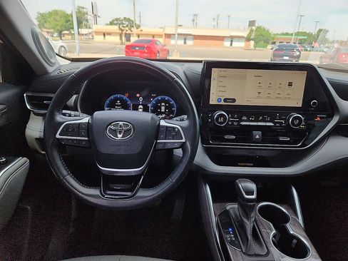 Used 2023 Toyota Highlander Limited FWD image 7