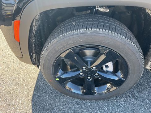 New 2025 Jeep Grand Cherokee Altitude image 9