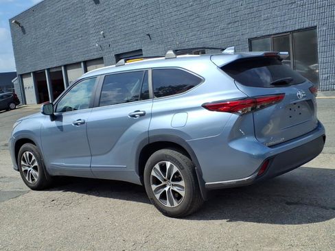 Used 2023 Toyota Highlander XLE AWD/4WD image 4