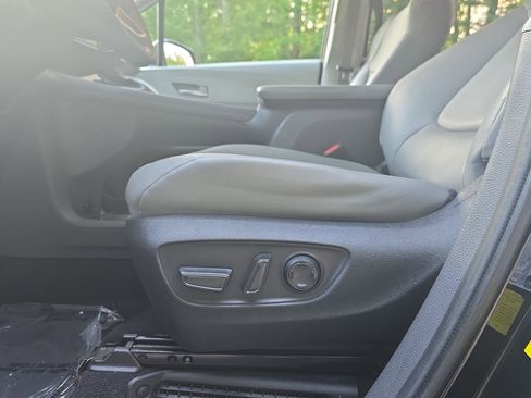 Used 2023 Toyota Sienna XLE FWD image 28