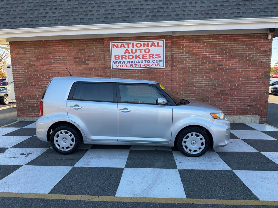 Used 2014 Scion xB FWD image 2