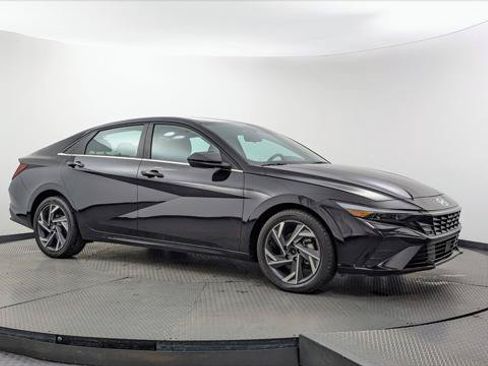 Used 2025 Hyundai Elantra SEL FWD image 11