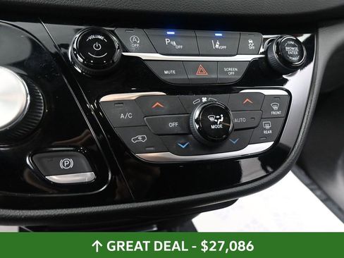 Used 2025 Chrysler Pacifica Select image 40