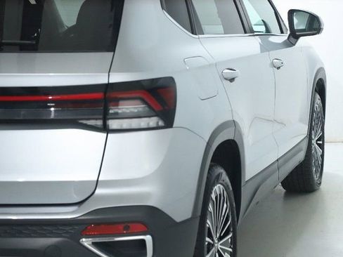 Used 2025 Volkswagen Taos SE image 46