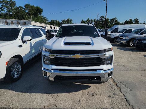 Used 2025 Chevrolet Silverado 2500 LT AWD/4WD image 3