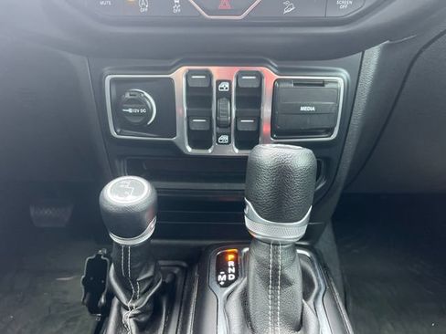 Used 2019 Jeep Wrangler Unlimited Sahara AWD/4WD image 16