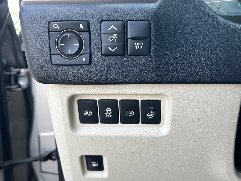 Used 2023 Lexus GX 460 Premium w/ Accessory Package AWD/4WD image 18