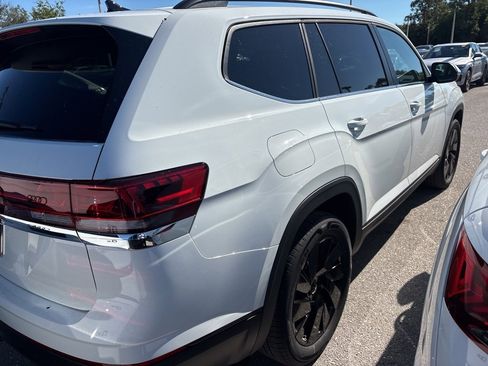 Certified 2025 Volkswagen Atlas SE w/ Black Wheel Package image 4