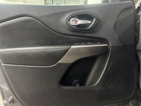 Used 2019 Jeep Cherokee Limited AWD/4WD image 25