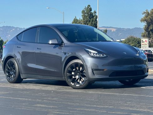 Used 2021 Tesla Model Y Long Range AWD/4WD image 2